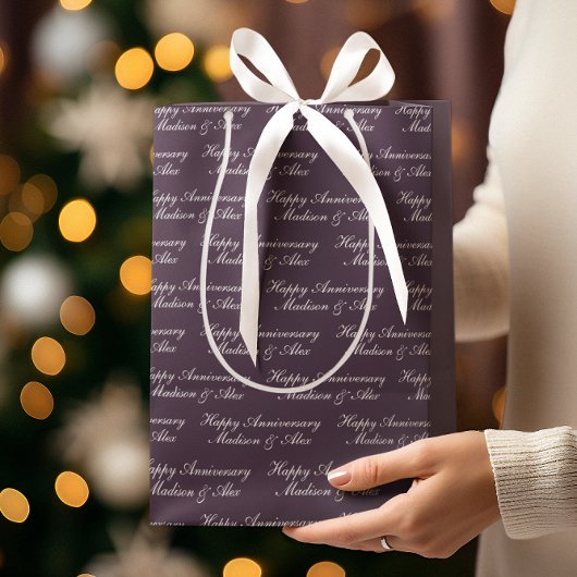 Happy Anniversary Script with Name Plum Mittlere Geschenktüte