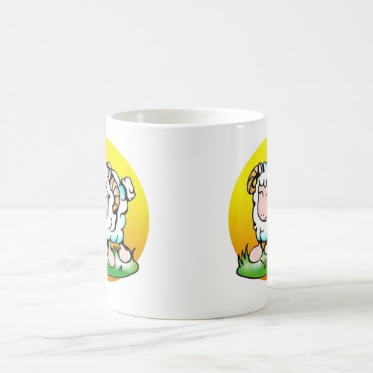 Happy Aries Ram Cartoon auf Gras Kaffeetasse (Mittel)