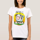 Happy Aries Ram Cartoon auf Gras T-Shirt (Vorderseite)