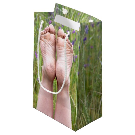 Happy Bare Feet Kleine Geschenktüte (Vorderseite Schrägansicht)