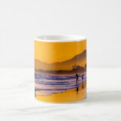 Happy Beach Dancer bei Sunset Kaffeetasse (Mittel)