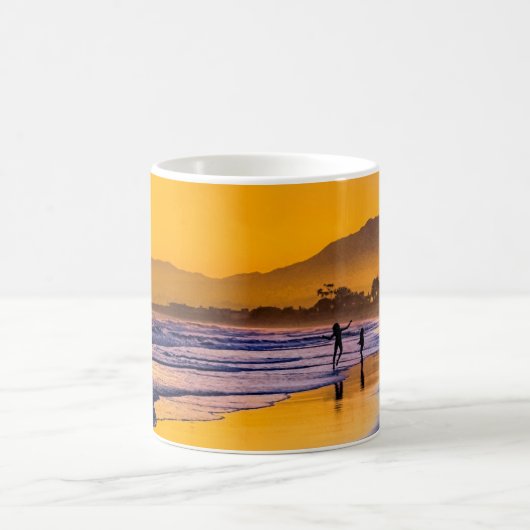 Happy Beach Dancer bei Sunset Kaffeetasse (Mittel)
