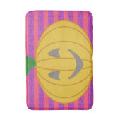 Happy Big Modern Orange Pumpkin on Purple and Pink Badematte (Vorderseite Vertikal)