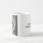 Happy Bigfoot in Woods Kaffeetasse (Mittel)