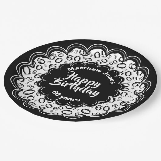 Happy Birthday 60. Schwarz/Weiß Zahlenmuster Pappteller (Schrägansicht)