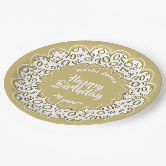 Happy Birthday 70. Gold/White Number Pattern Pappteller (Schrägansicht)