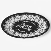 Happy Birthday 70. Schwarz/Weiß Zahlenmuster Pappteller (Schrägansicht)