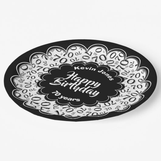 Happy Birthday 70. Schwarz/Weiß Zahlenmuster Pappteller (Schrägansicht)