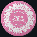 Happy Birthday, 70th Pink/White Number Pattern Button<br><div class="desc">Der Text: Alles Gute zum Geburtstag, [Ihr Name], 70 Jahre, kann mit den bereitgestellten Vorlagen leicht auf Ihren Namen und Ihre Veranstaltung umgestellt werden. Dies ist ein rosa-weißes Party-Thema mit extravaganten Bildbezeichnungen, Texten und dem 70 Zahlenmuster. Eine sehr coole, lustige Art, die letzten 70 Jahre auf Ihrer über-die-Hügel, "Big 7-0",...</div>