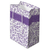 Happy Birthday Age 105 Number Pattern Purple/White Mittlere Geschenktüte (Rückseite Schrägansicht)