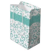 Happy Birthday Age 55 Number Pattern Aquamarin/wei Mittlere Geschenktüte (Rückseite Schrägansicht)
