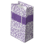 Happy Birthday Age 55 Number Pattern Lila/weiß Kleine Geschenktüte (Rückseite Schrägansicht)