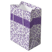 Happy Birthday Age 55 Number Pattern Lila/weiß Mittlere Geschenktüte (Rückseite Schrägansicht)