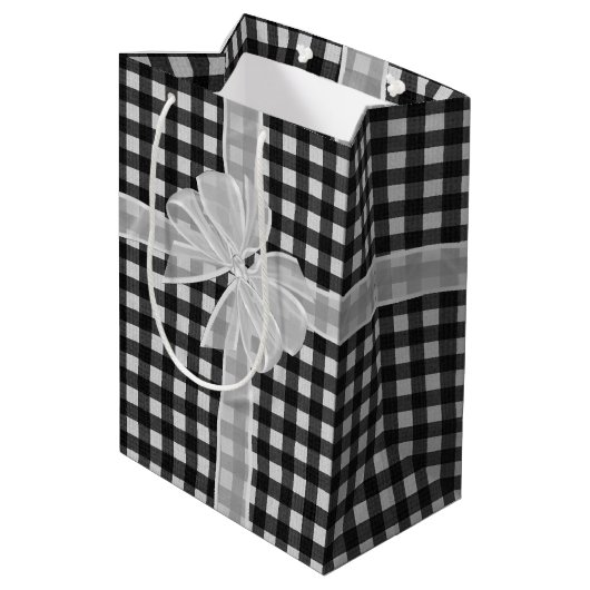 Happy Birthday Bow on Gingham Mittlere Geschenktüte (Rückseite Schrägansicht)