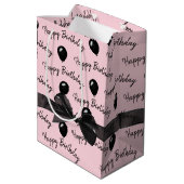 Happy Birthday Bow und Black Balloons Mittlere Geschenktüte (Rückseite Schrägansicht)