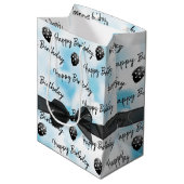 Happy Birthday Bow und Polka Dot Balloons Mittlere Geschenktüte (Vorderseite Schrägansicht)