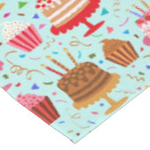 Happy Birthday Cakes und Cupcakes Design Tischdecke (Schrägansicht)