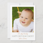 Happy Birthday Daddy From Baby<br><div class="desc">Eine süße Geburtstagskarte für Papa vom Baby. Ersetzen Sie dieses Foto durch Ihr eigenes Foto Ihrer Zwillinge. Adorable Babys mit gestopften Spielzeugen in sanften Farben. Wenn Sie es vorziehen, können Sie die Typfarbe ändern, indem Sie auf "Weiter anpassen" klicken Sie auf den Typ und dann auf Farben klicken, um die...</div>