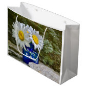 Happy Birthday Daisies Große Geschenktüte (Vorderseite Schrägansicht)