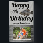 Happy Birthday Fishing Foto Name Father Crappie Banner<br><div class="desc">Alles Gute zum Geburtstag Bass Fishing Banner. Personalisieren Sie den Namen und das Alter auf diesem Banner und laden Sie das perfekte Foto zum Angeln zu feiern, die Person in Ihrem Leben, die Lieben zum Angeln gehen. Dieses Banner hat eine Trophäe Crappie. Verwenden Sie die Anpassungsfunktion, um die Platzierung des...</div>