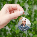 Happy Birthday Foto Personalize Schlüsselanhänger<br><div class="desc">Happy Birthday Foto Personalize Schlüsselanhänger ist großartig,  um Ihre Schlüssel mit Ihrem Foto zu tragen. Platzieren Sie Ihr Foto oder das Foto dieser Person und geben Sie als Geschenk. Personalisieren Sie es mit Ihren Informationen.</div>