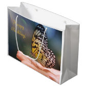 Happy Birthday Friendly Butterfly Große Geschenktüte (Vorderseite Schrägansicht)