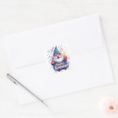 Happy Birthday Gnome: Whimsical Birthday Design Quadratischer Aufkleber (Umschlag)