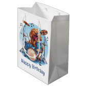 Happy Birthday Goldendoodle Dog Playing Drums Mittlere Geschenktüte (Rückseite Schrägansicht)