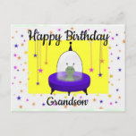 Happy Birthday, Grandson, Niedliche Raumfahrt-Alie Postkarte<br><div class="desc">Diese Geburtstagskarte für einen Enkel hat mein digitales zeichn eines lila Flugsaugers mit einer grünen Alien. Die Alien des Raumes ist auf einem Hintergrund von bunten Sternen mit hängenden Sternen auf beiden Seiten. Sie können den Text ändern, um diese Postkarte für jeden geeignet zu machen. Andere Geburtstagskarten sind in meiner...</div>