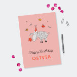 Happy Birthday Hat Niedlich Cartoon Sheep Blume Ca<br><div class="desc">Diese Happy Birthday Card zeigt eine Cartoon-Illustration niedlicher lustiger Schafe, die einen Geburtstagshut tragen, die rote Blume halten und von Schmetterlingen umgeben sind. Tolle Karte zum Geburtstag von Kindern (Mädchen)! Sie können den Text (Begrüßung und Name) ganz einfach im unteren Teil der Karte mit den Online-Tools von Zazzle personalisieren. Wenn...</div>