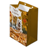 Happy Birthday Hund in Herbstlauben Mittlere Geschenktüte (Vorderseite Schrägansicht)
