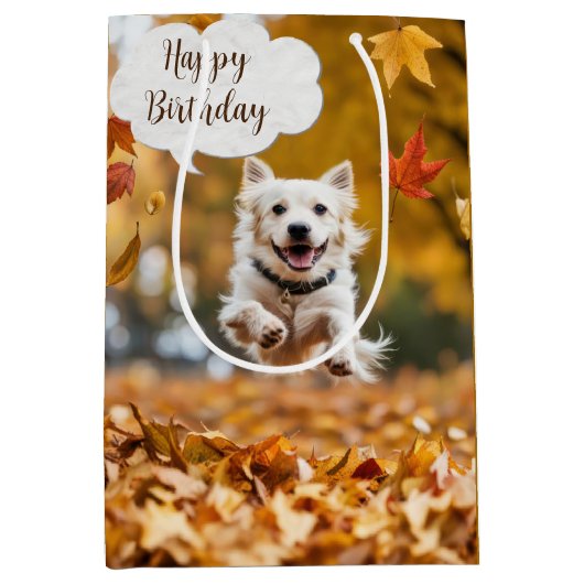 Happy Birthday Hund in Herbstlauben Mittlere Geschenktüte (Vorderseite)