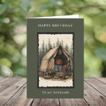 Happy Birthday Husband Rustic Camping Scene Karte<br><div class="desc">Alles Gute zum Geburtstag für ihn. Herzlichen Glückwunsch zum Geburtstag Zu meinem Mann grüßen oben und unten eine Aquarell-Abbildung einer rustikalen Camping-Szene. Das Herzstück ist ein altes Leinwand-Zelt-Set, das sich in einem Wald auflöst und im Hintergrund große immergrüne Bäume beherbergt. Der Campingplatz ist mit einer Vielzahl Vintager Camping ausgestattet, darunter...</div>