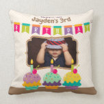Happy Birthday Kid Colorful Cupcakes Foto Kissen<br><div class="desc">Feiern Sie den Geburtstag Ihres bezaubernden 3-jährigen Kindes mit diesem farbenfrohen Design: drei gummige Kuchen mit Kerzen und Kirschen, eine bunte Geburtstagsbunte und passende Foto-Rahmen für das neueste Portrait Ihres Kindes, auf einem niedlichen Polka Dot Hintergrund. Ersetzen Sie das Beispiel-Foto und den Text durch Ihren eigenen für ein personalisiertes Geschenk....</div>
