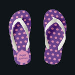 Happy Birthday Kids Flip Flops (Lila & pink) Kinderbadesandalen<br><div class="desc">Alles Gute zum Geburtstag...  im Vintagen Stil...  Lila Hintergrund mit rosa Polka-Punkten...  rosa Mittelkreis mit lila Schrift.. Lavendelakzente...  Eine tolle kleine Geschenkidee...  zum Geburtstag.. besonders für die Mädels...  und ein Sommer,  der für den Outdoorspass unverzichtbar ist...  perfekt für ein Party zum Geburtstag... </div>