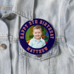 Happy Birthday Kids Foto | Blauer Name Button<br><div class="desc">Dieses personalisierte Geburtstagsknöpfchen-Abzeichen bietet ein niedliches Foto Ihres kleinen Mädchens und "Happy Birday" um die Ecke. Um die Nachricht zu ändern,  klicken Sie auf die Schaltfläche Personalisieren.</div>