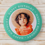 Happy Birthday Modern Preppy Custom Foto Button<br><div class="desc">Dieses einfache und moderne Design besteht aus Serifentypografie und fügt ein individuelles Foto hinzu."Happy Birthday" umkreist das benutzerdefinierte Foto.</div>