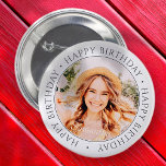 Happy Birthday Modern Simple Custom Foto Button<br><div class="desc">Dieses einfache und moderne Design besteht aus Serifentypografie und fügt ein individuelles Foto hinzu. Benutzen Sie diesen Aufkleber als Geschenkmarke für das Geschenk zum Geburtstagsfeier</div>