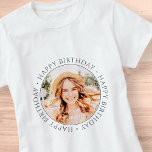 Happy Birthday Modern Simple Custom Foto T-Shirt<br><div class="desc">Dieses einfache und moderne Design besteht aus Serifentypografie und fügt ein individuelles Foto hinzu. Benutzen Sie diesen Aufkleber als Geschenkmarke für das Geschenk zum Geburtstagsfeier</div>