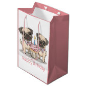 Happy Birthday Mops Hunde Cupcake Mittlere Geschenktüte (Vorderseite Schrägansicht)