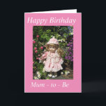 Happy Birthday Mum - to - Be card Karte<br><div class="desc">Schöne kleine Puppe in schöner Gartenlandschaft und die Nachricht "Happy Birthday Mum - to - Be".</div>