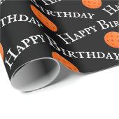 Happy Birthday Orange Pickleballs on Black Geschenkpapier (Rolleneckpunkt)