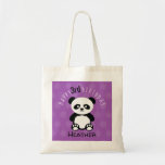 Happy Birthday Panda Personalisiert Kids Lila Girl Tragetasche<br><div class="desc">Alles Gute zum Geburtstag Panda Personalisiert Kids Lila Niedlich Tote Tasche. Lila Polka-Dot-Hintergrund mit schwarz-weißem Panda-Bär. Name und Alter hinzufügen www.SamAnnDesigns.com</div>