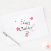Happy Birthday Pastel Pink Stars Runder Aufkleber (Umschlag)