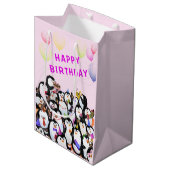 Happy Birthday Penguin Geschenktasche Funny Mittlere Geschenktüte (Vorderseite Schrägansicht)