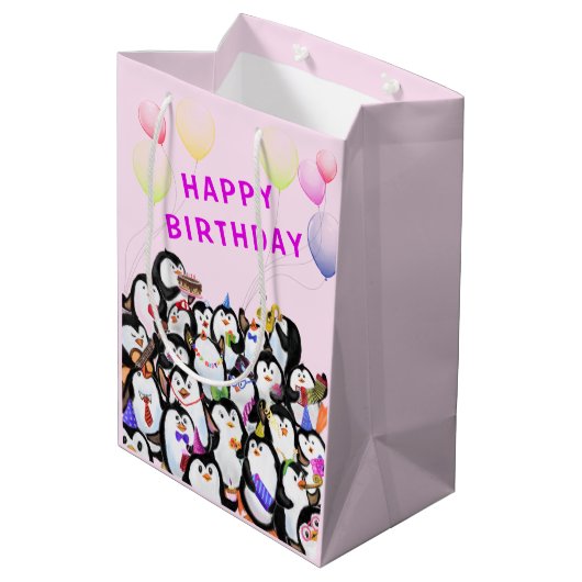 Happy Birthday Penguin Geschenktasche Funny Mittlere Geschenktüte (Rückseite Schrägansicht)