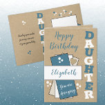 Happy Birthday phantastisch Daughter blau rustikal Karte<br><div class="desc">Herzlichen Glückwunsch zum Geburtstag phantastische Tochter. Fügen Sie ihren Namen und eine Nachricht hinzu. Entworfen in blau und weiß,  mit einem *Kraft-Hintergrund. *Real Kraft Karte wird nicht verwendet</div>