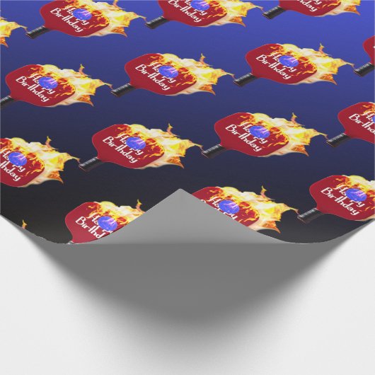 Happy Birthday Pickleball Paddle on Fire Geschenkpapier (Ecke)