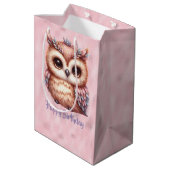 Happy Birthday Pink Brown Owl on Shiny Pink Mittlere Geschenktüte (Rückseite Schrägansicht)