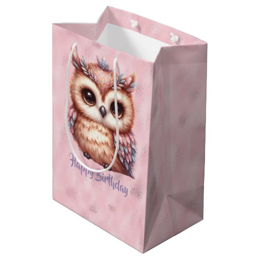 Happy Birthday Pink Brown Owl on Shiny Pink Mittlere Geschenktüte (Rückseite Schrägansicht)